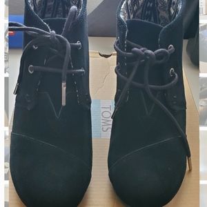 Tom's suede desert wedge